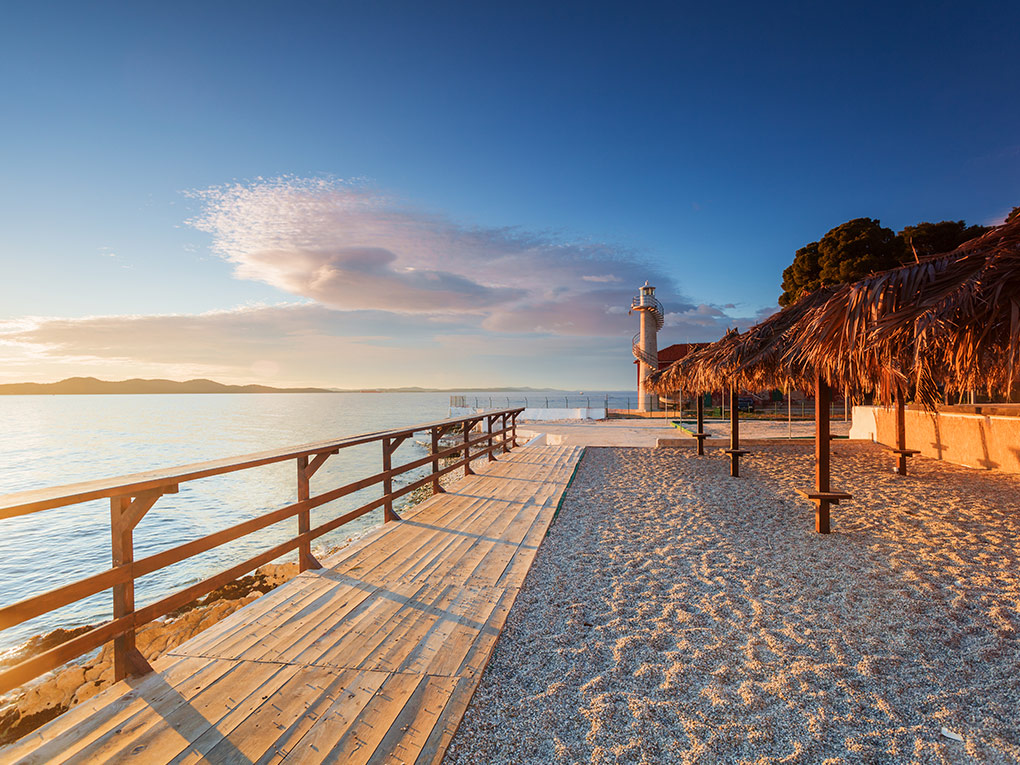 Ein Strand in der Stadt Zadar