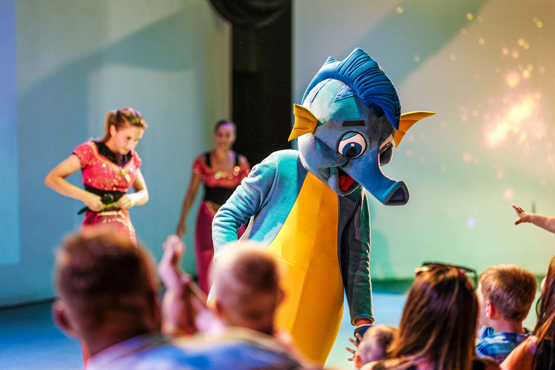 Zatonino entertaining children on stage during a live performance Zatonino unterhält Kinder bei einer Live-Aufführung auf der Bühne