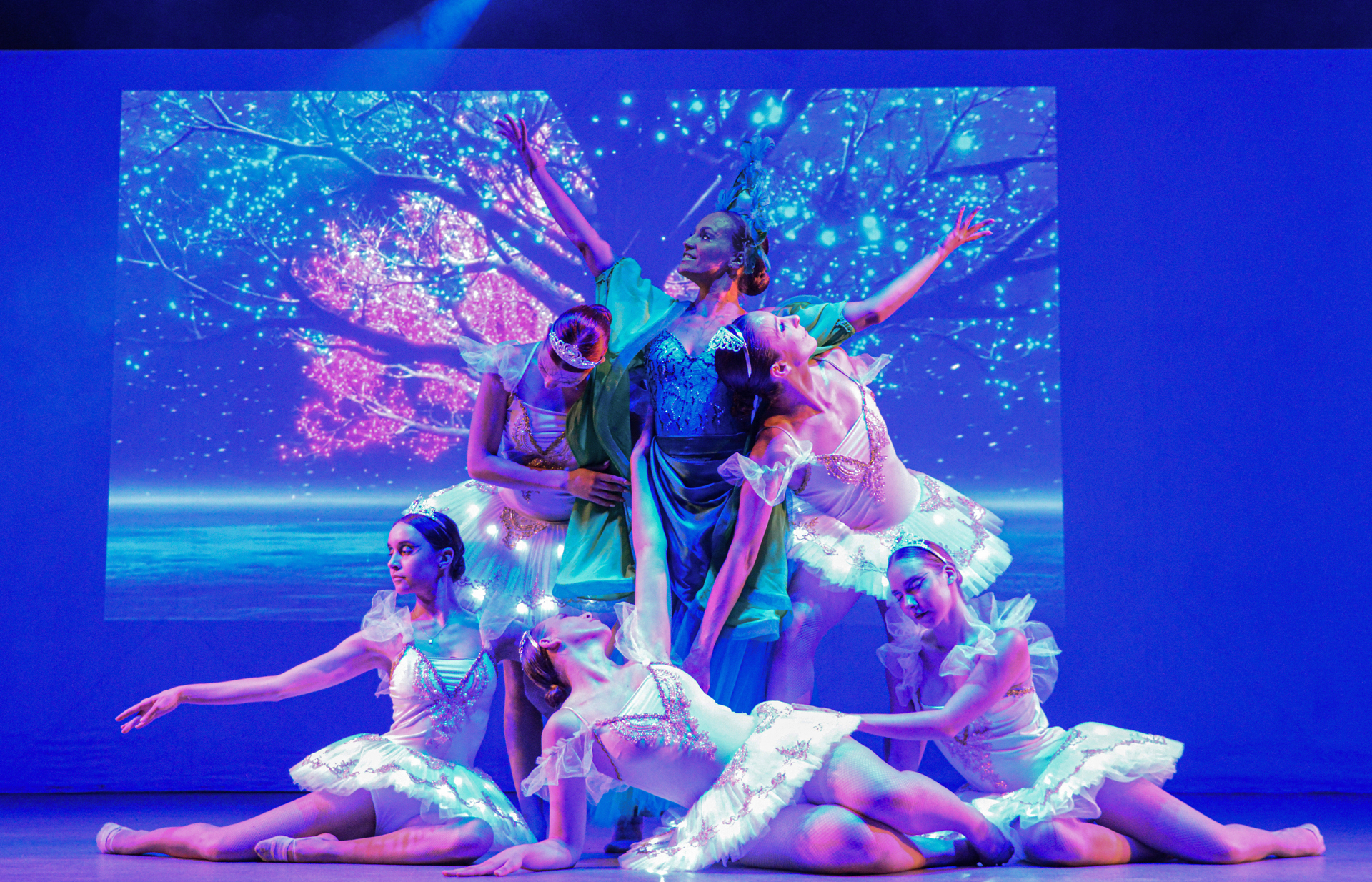 Dance performing of the Earth show at Zaton Holiday Resort Dance performing of the Earth show at Zaton Holiday Resort