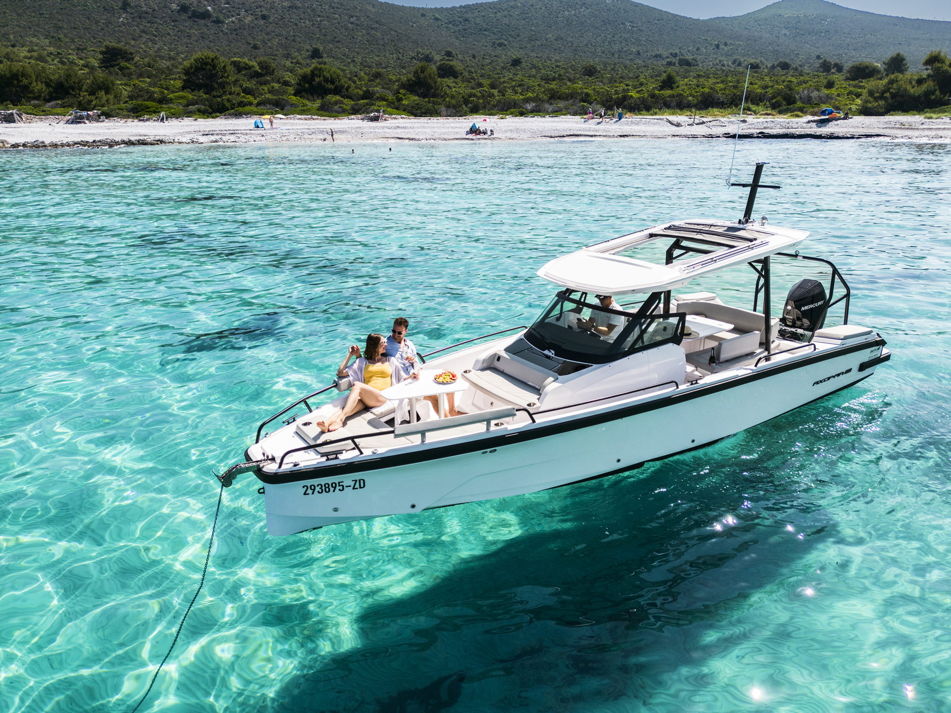 Para podczas rejsu łodzią po krystalicznie czystych wodach Para podczas rejsu łodzią po krystalicznie czystych wodach