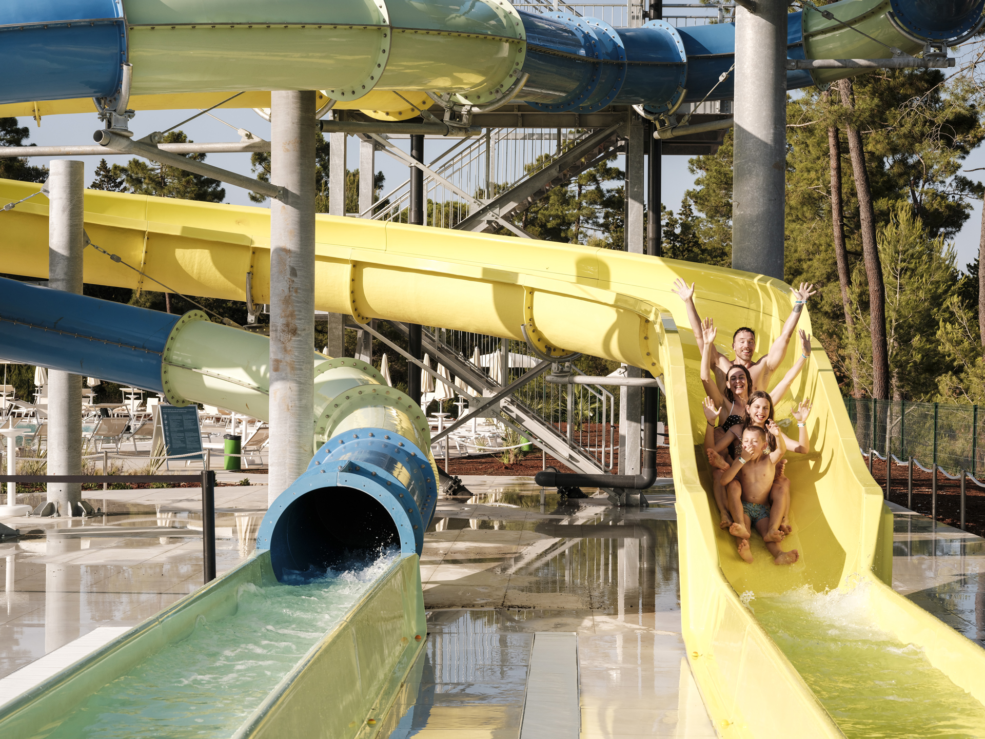 Zabawa na zjeżdżalni wodnej w kompleksie basenowym Zaton Holiday Resort