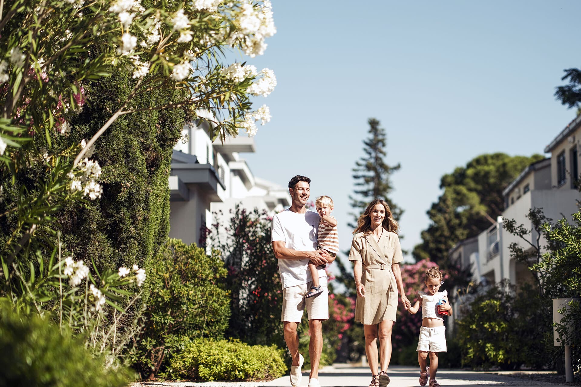Familie beim Spaziergang durch das Zaton Holiday Resort Familie beim Spaziergang durch das von mediterranen Gärten umgebene Zaton Holiday Resort