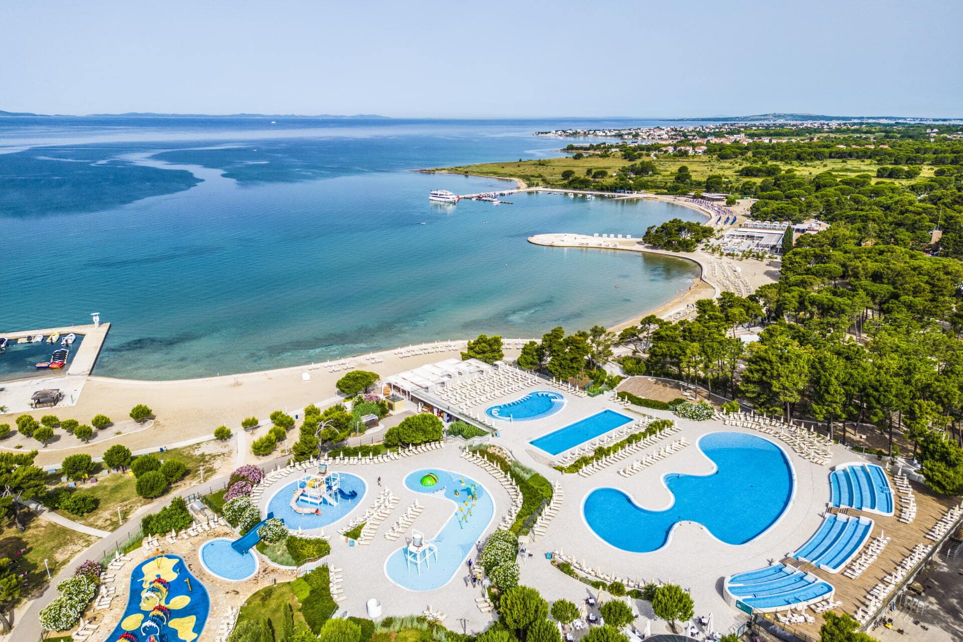 Strand und Poolbereich im Zaton Holiday Resort Luftaufnahme der Pools und des Strandes im Zaton Holiday Resort an der Adria