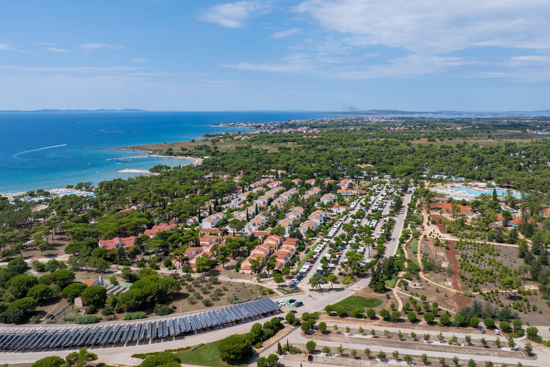 Luftaufnahme des Zaton Holiday Resort mit Pinien, Ferienunterkünften und Stränden an der Adriaküste