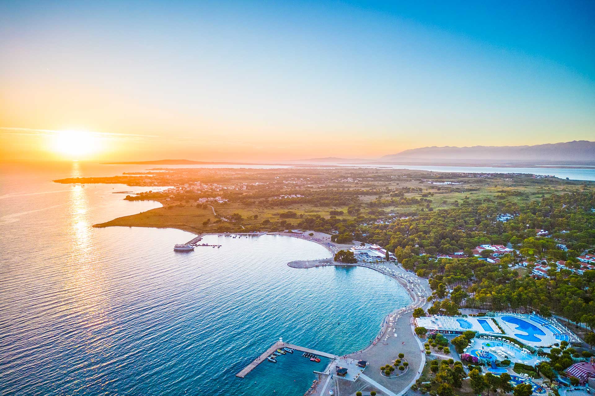 Zachód słońca nad Zaton Holiday Resort i wybrzeżem Adriatyku Widok z lotu ptaka na Zaton Holiday Resort i wybrzeże Adriatyku w pobliżu Nin i Zadaru o zachodzie słońca