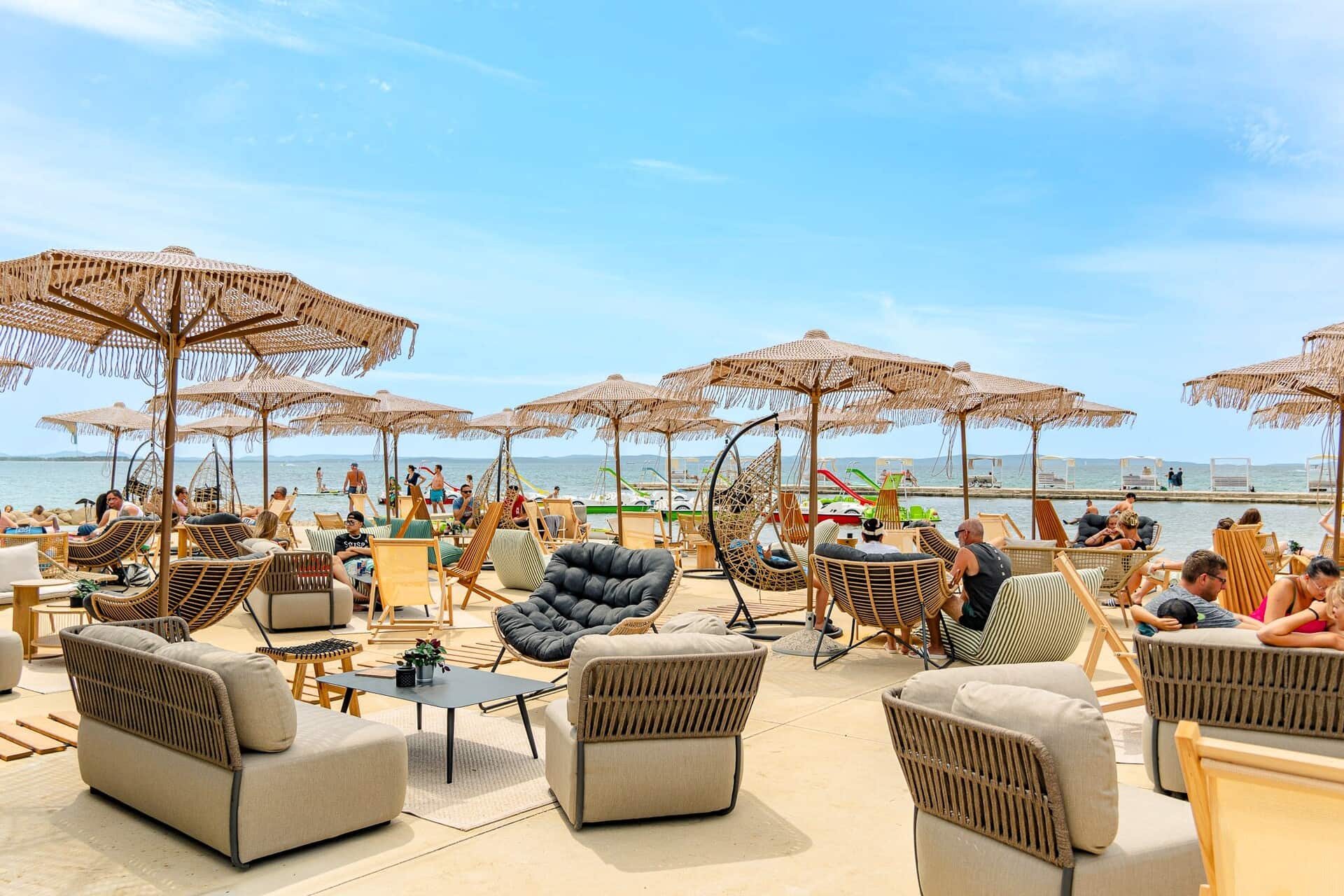 Breeze Snack Bar z relaksującą strefą wypoczynkową przy plaży i widokiem na Morze Adriatyckie w Zaton Holiday Resort