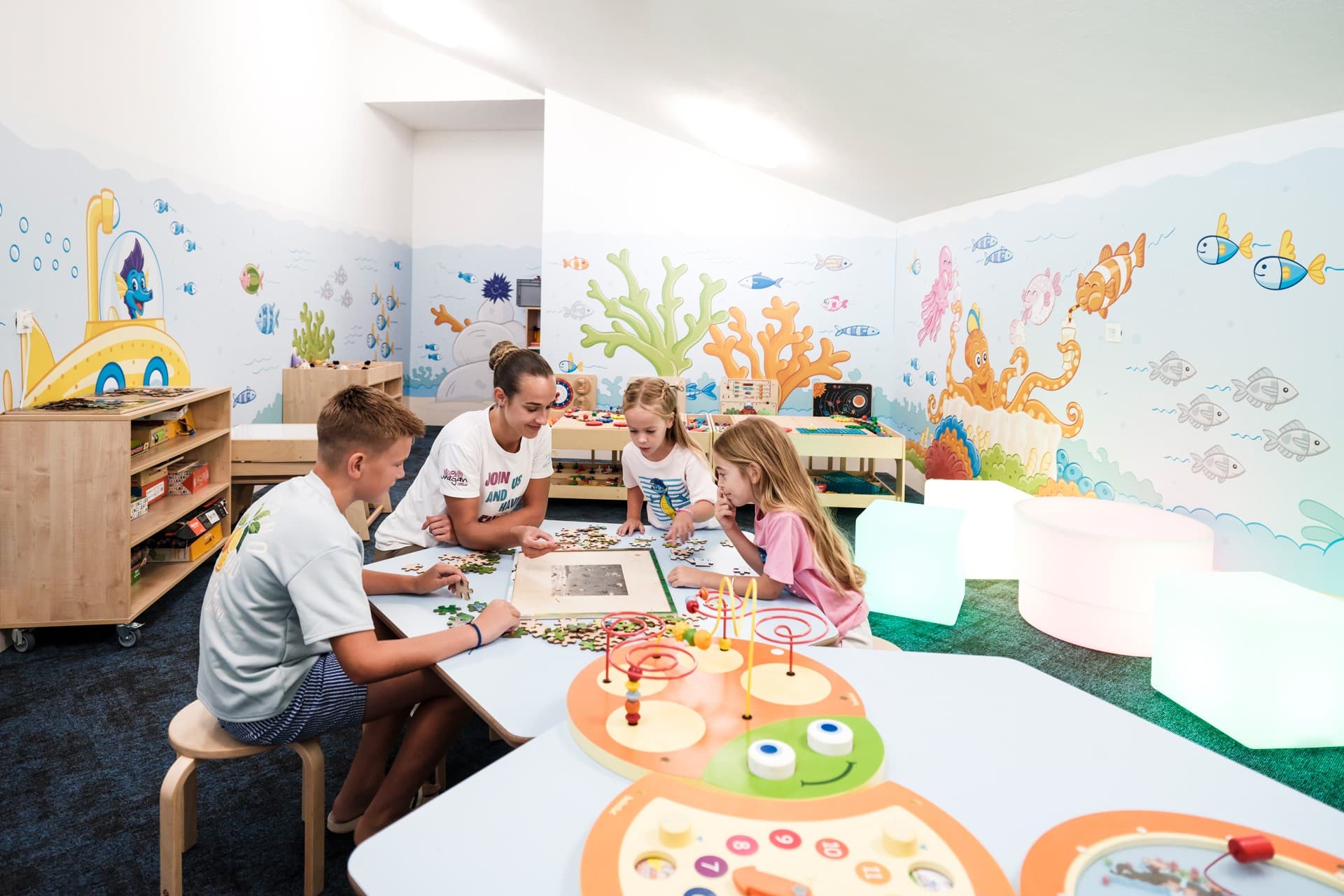 Kinder puzzeln gemeinsam Kinder puzzeln gemeinsam im Indoor-Kinderclub im Zaton Holiday Resort