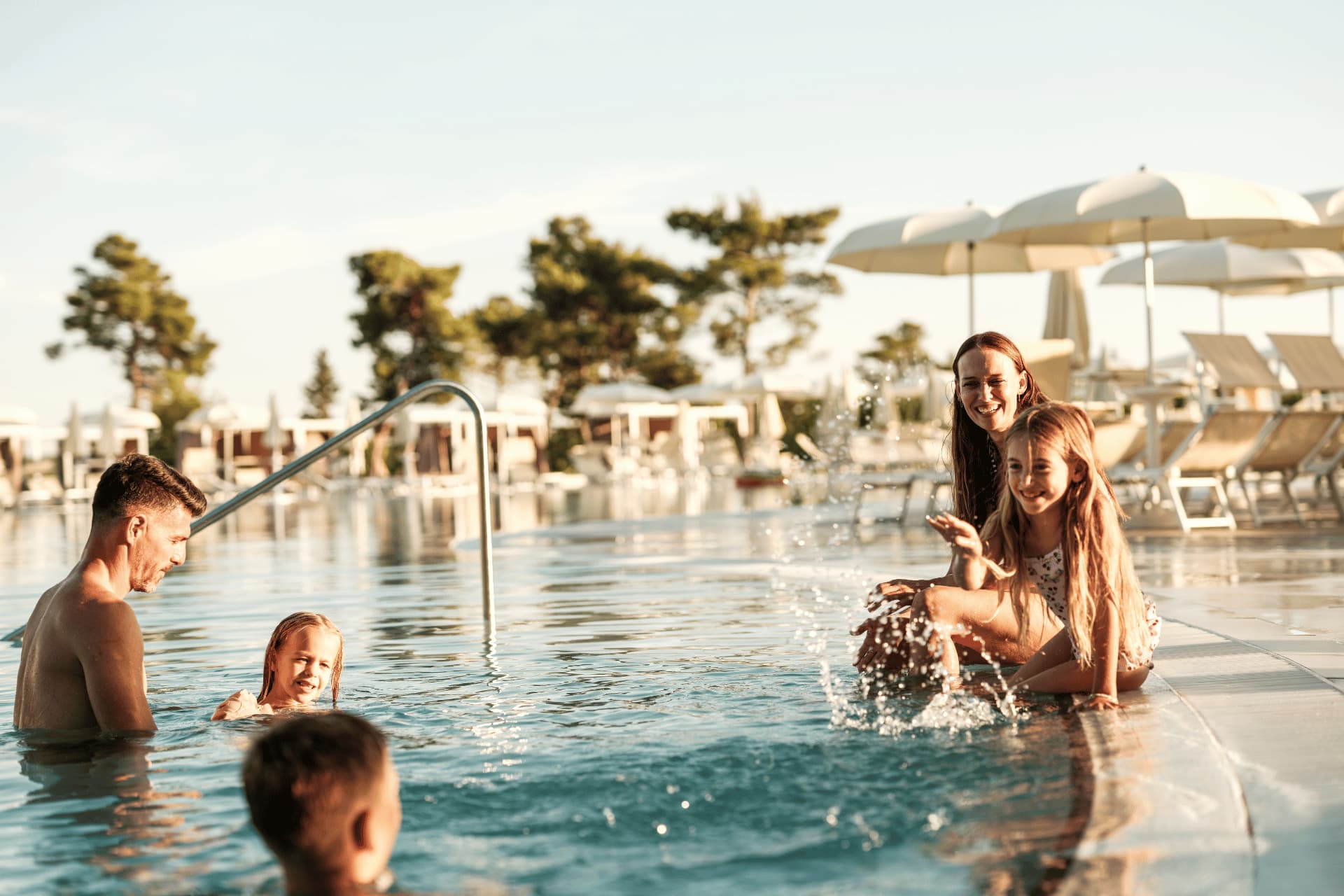Familie genießt gemeinsame Zeit im Pool im Zaton Holiday Resort in Kroatien