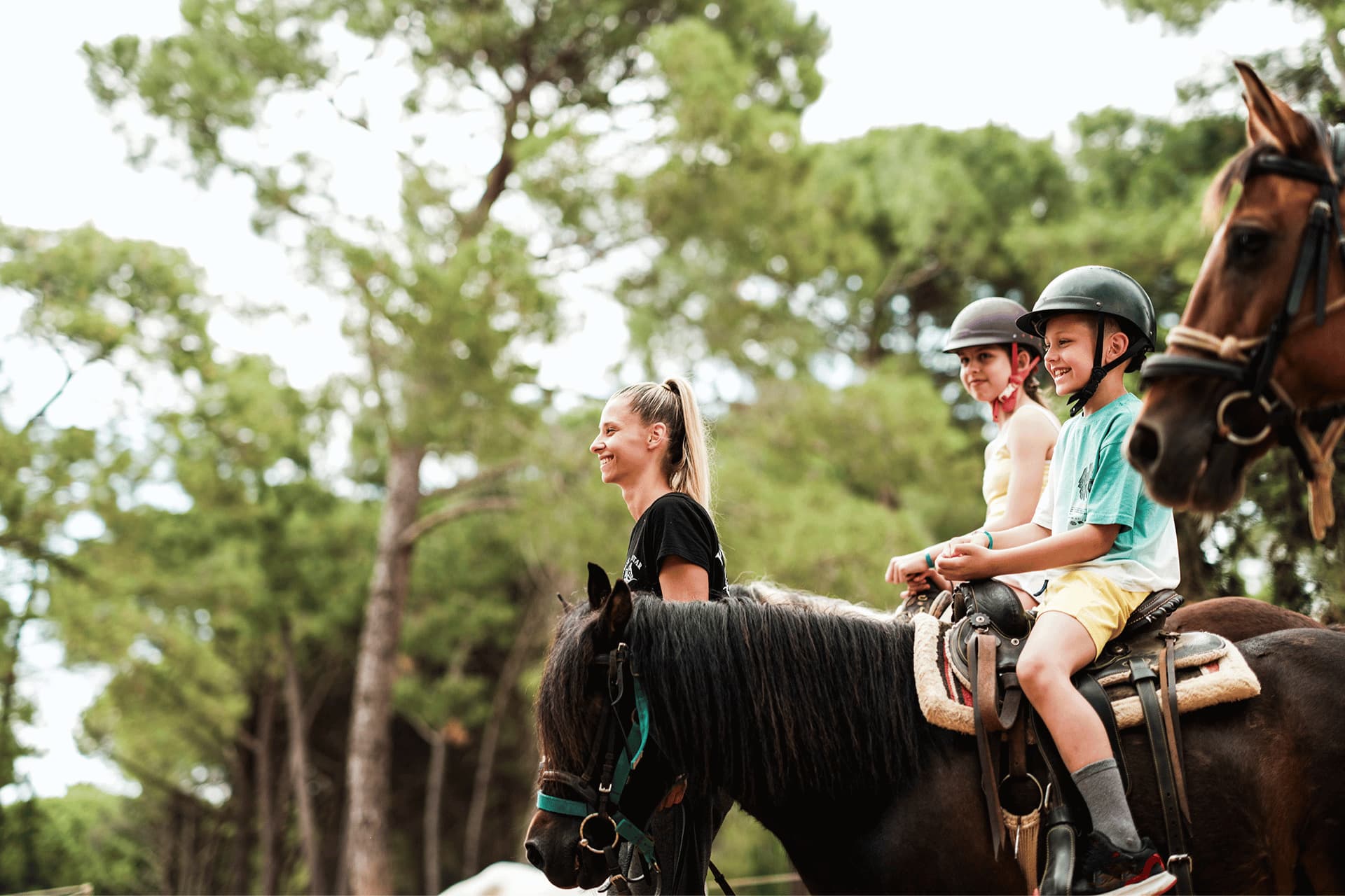 Kinder beim Reiten im Freien im Zaton Holiday Resort in Kroatien