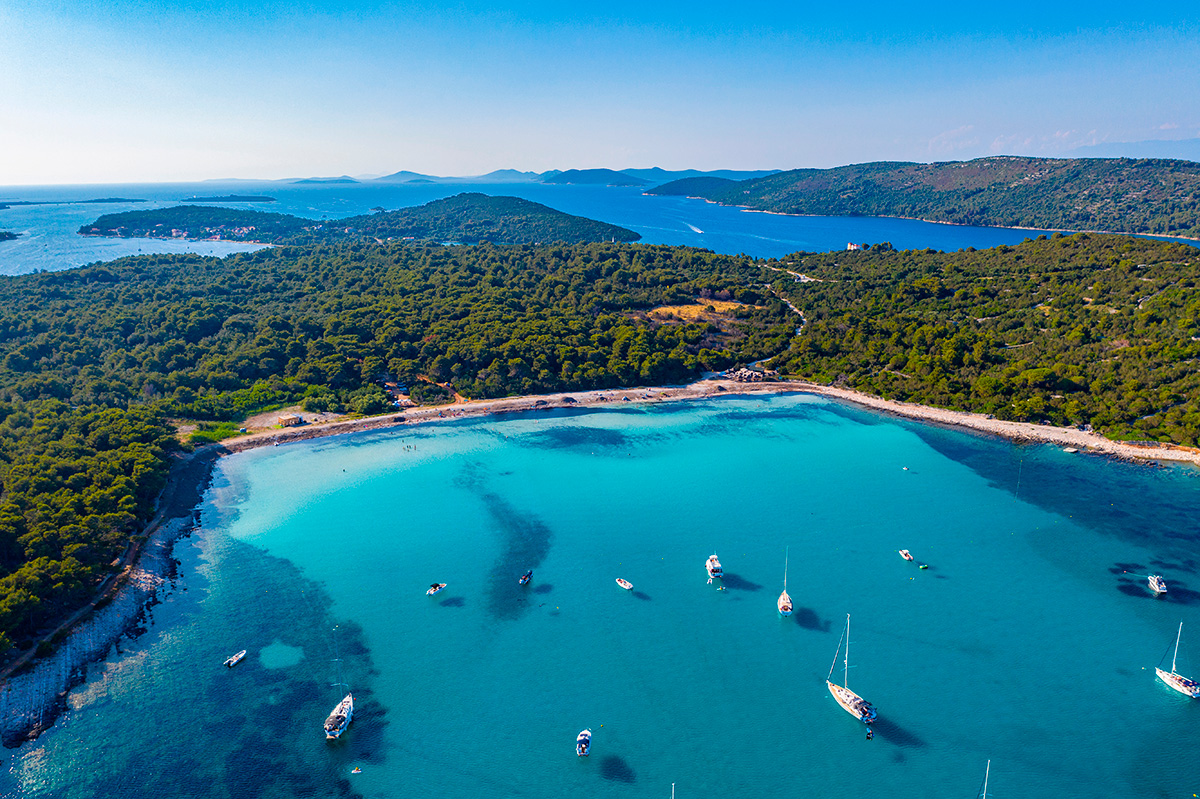 Türkisfarbene Lagune am Strand Sakarun auf der Insel Dugi Otok