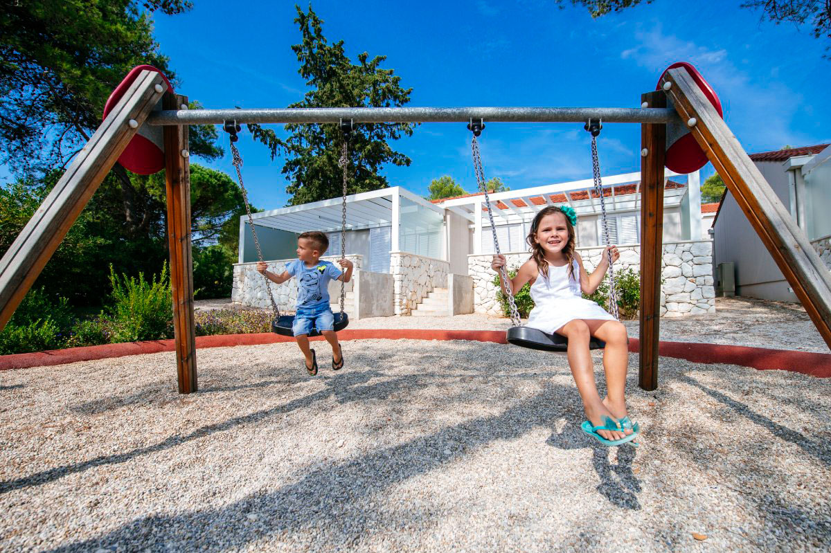 Spielplatz in der Nähe eines Appartements im Zaton Holiday Resort