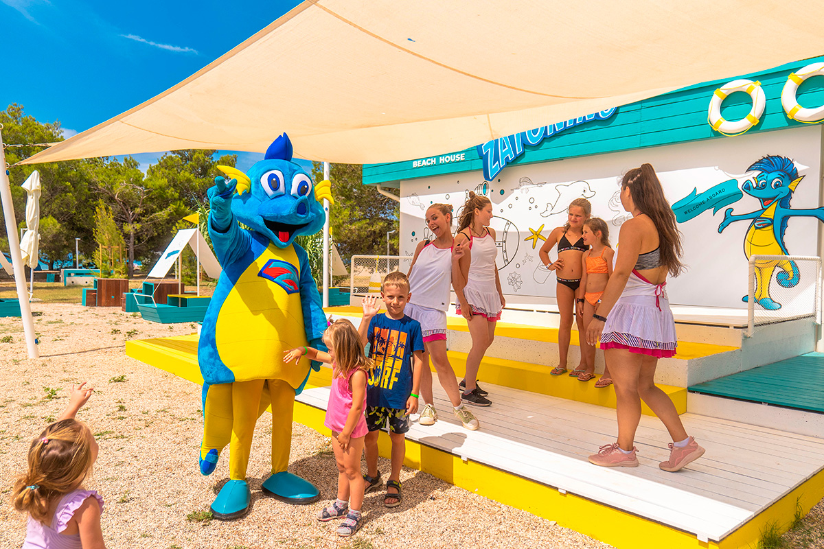 Spaß mit dem Maskottchen Zatonino im Zaton Holiday Resort
