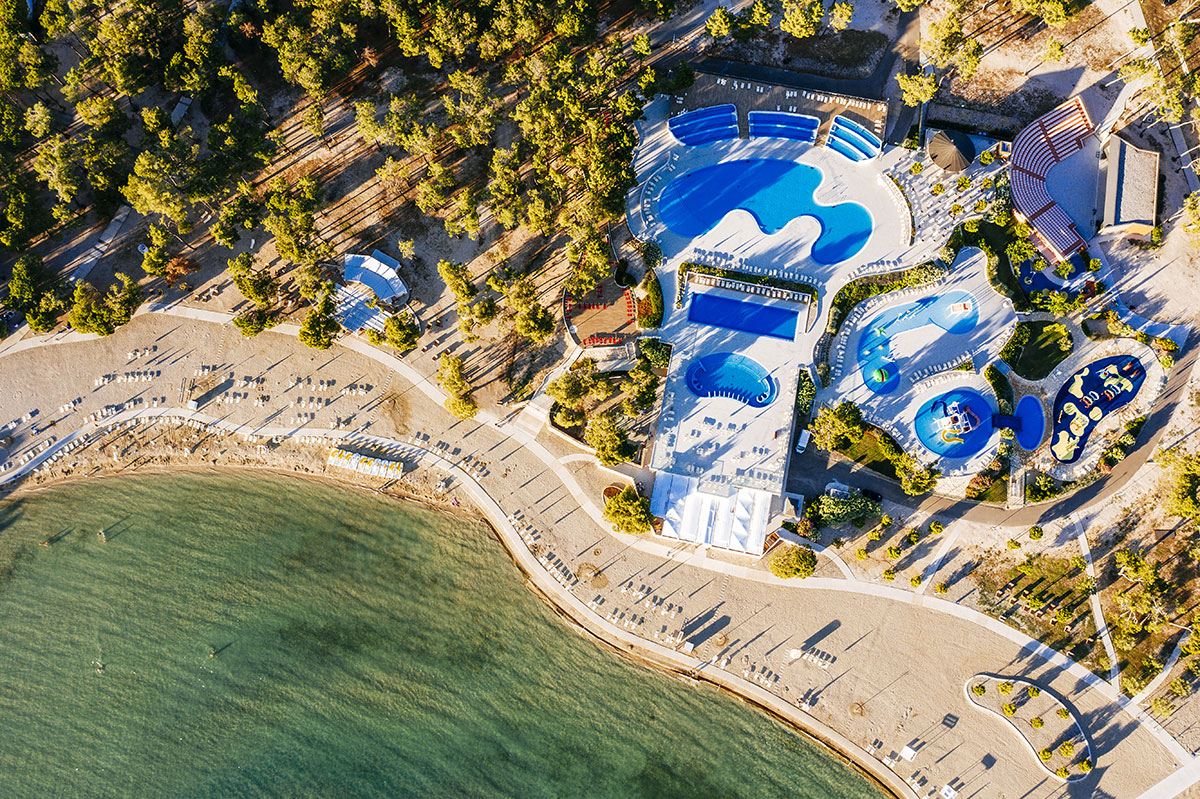 Der schöne Strand und Poolbereich im Zaton Holiday Resort in der Region Zadar