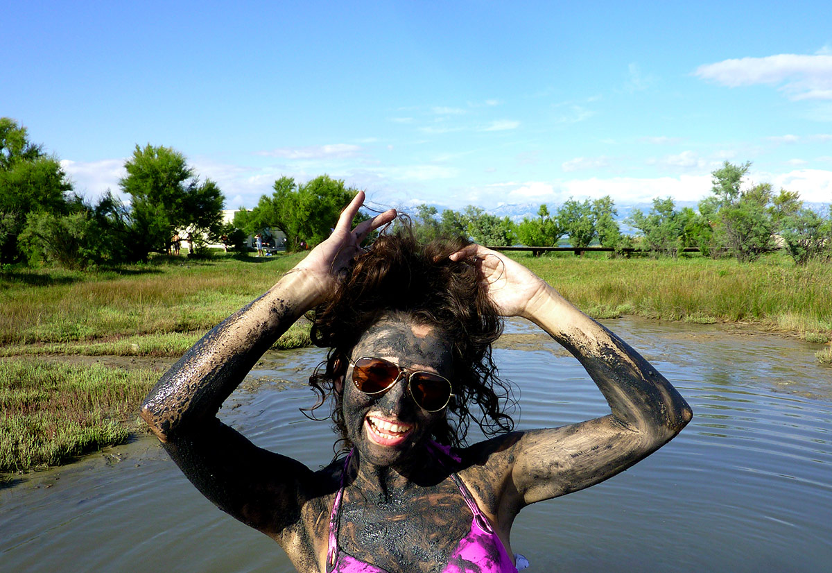 Medicinal mud in Nin’s Lagoon (Photo by Ilonka Kapetanović; Image source: Nin Tourist Board)