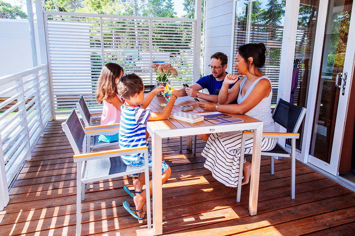 Lustige Spiele mit der Familie auf einer Terrasse eines Mobilheims in Zaton