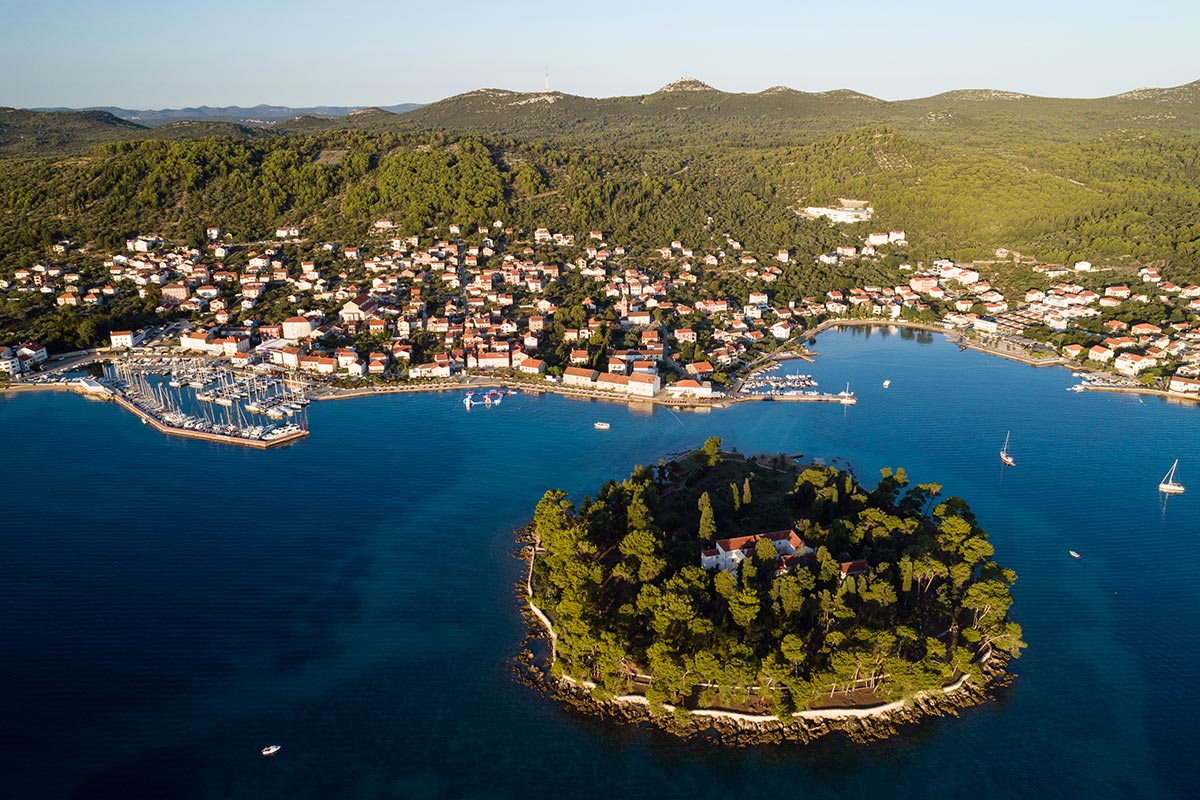 Schönes mediterranes Grün auf der Insel Ugljan