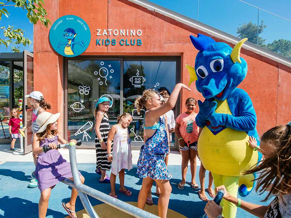 Kinder, die mit Zatonino im Zatonino Kids Club Spaß haben
