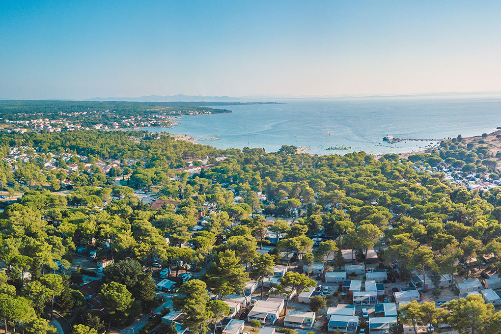 Blick auf die erfrischende mediterrane Grünlandschaft im Zaton Holiday Resort
