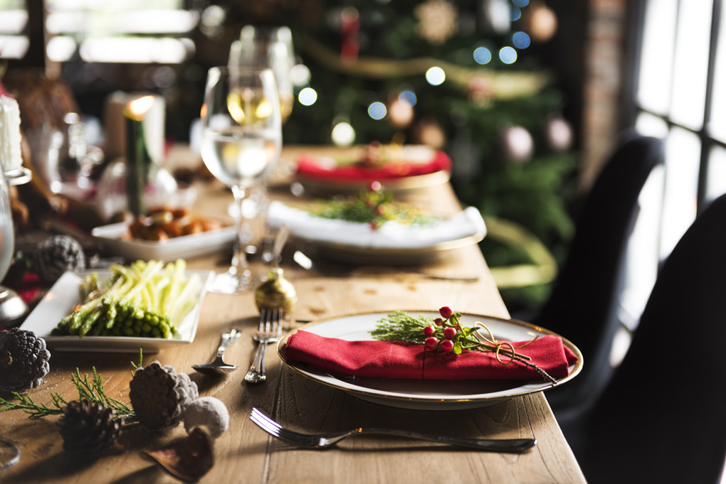 Festlich gedeckter Tisch zu Weihnachten