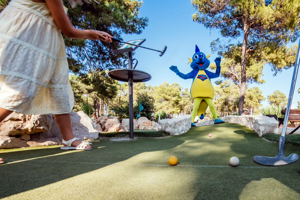 Zatonino feuert die Kinder beim Minigolf an