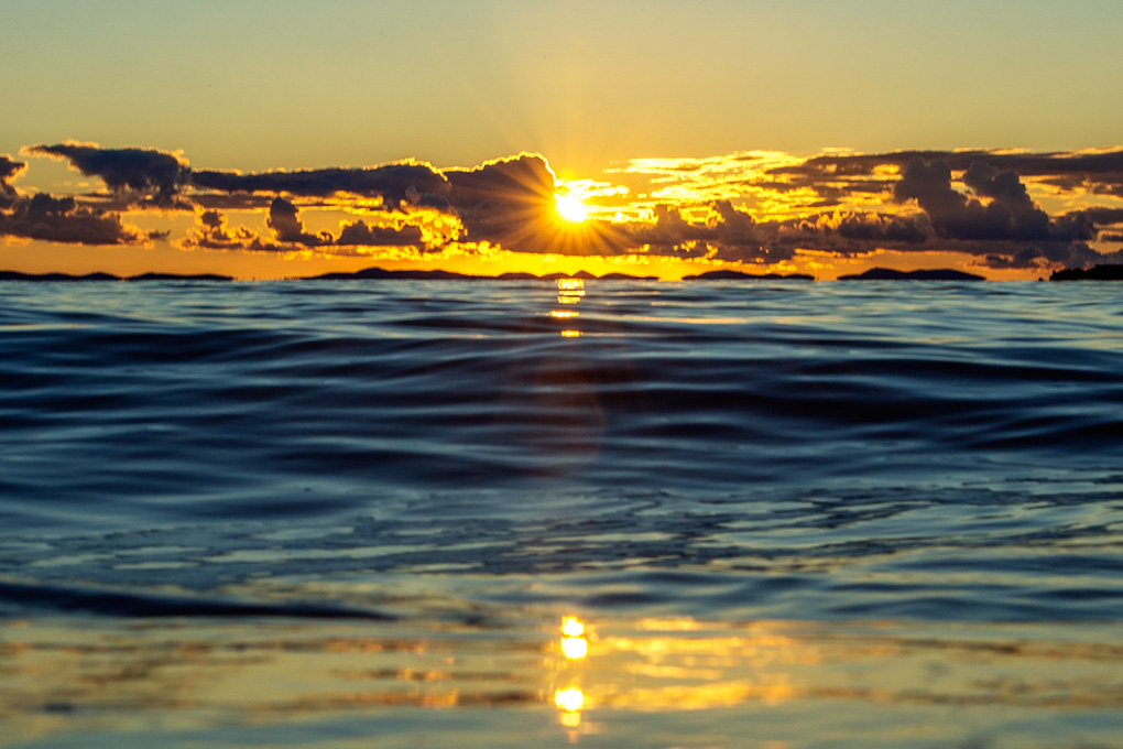 Ein schöner Sonnenuntergang am Strand in Zaton