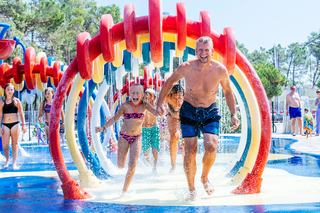 Spaß haben im Sprühpark im Schwimmbad-Bereich