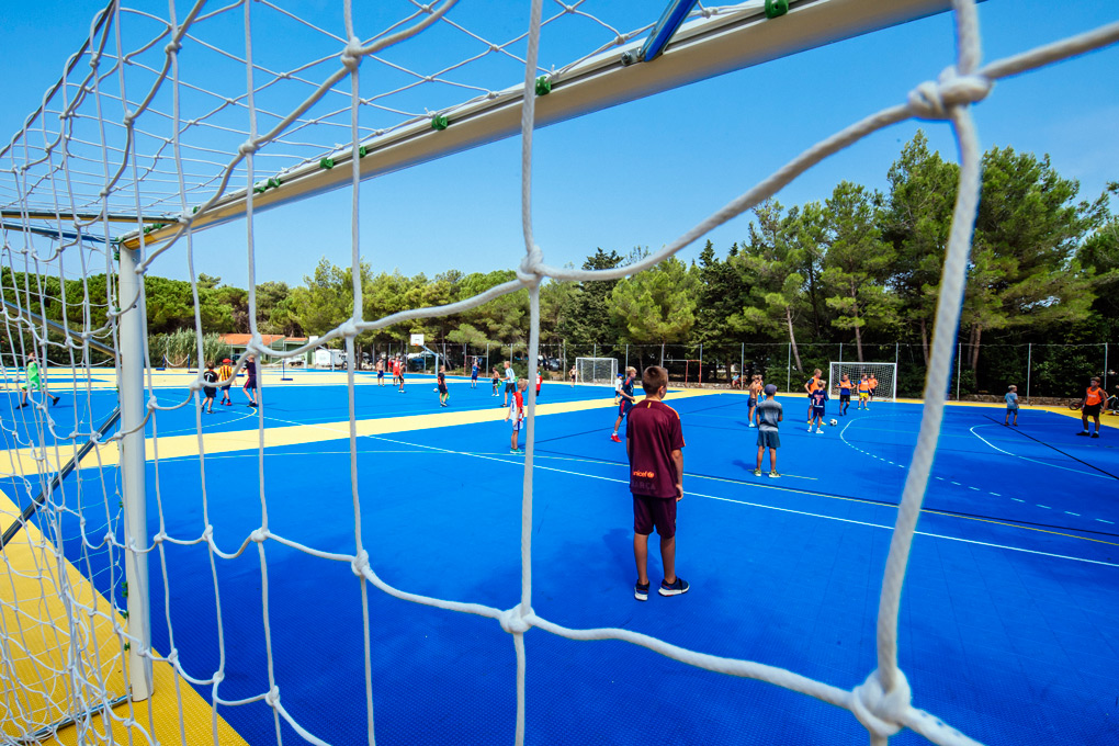 Ball spielen auf einem Sportplatz im Zaton Holiday Resort