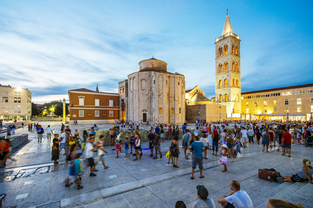 Das römische Forum mit der Kirche des Hl. Donatus und dem Glockenturm der Kathedrale der Hl. Anastasia in Zadar