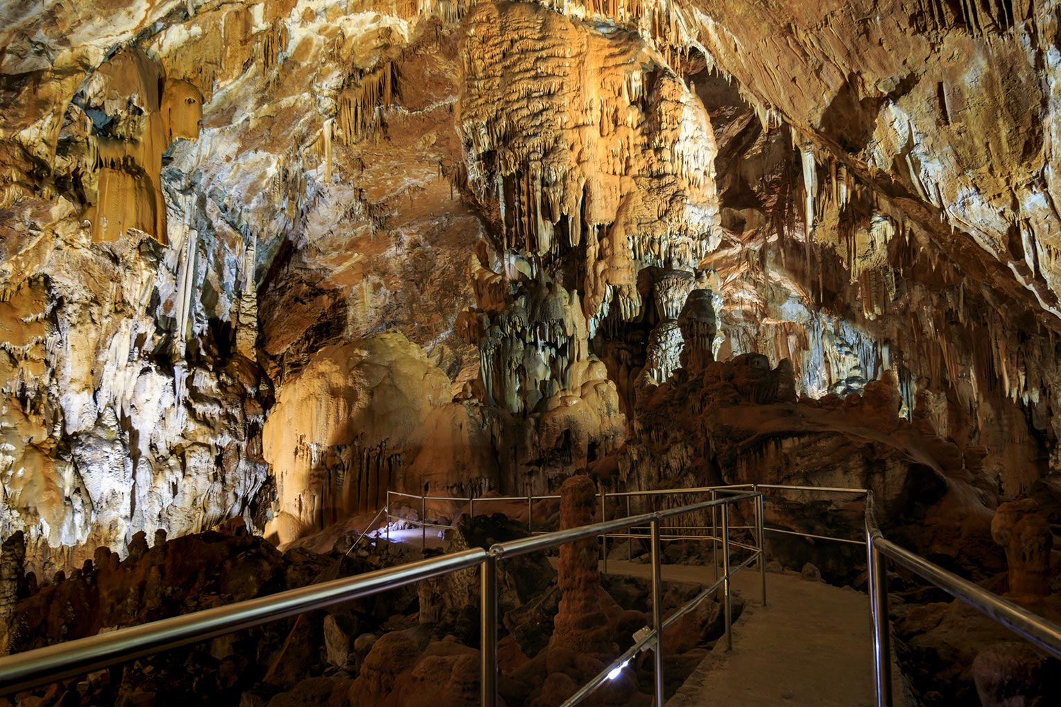 Die Höhle Manita peć im Nationalpark Paklenica